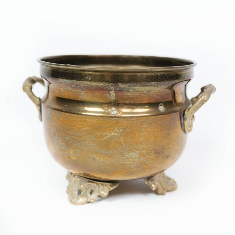 Brass bucket in great antique condition from the 1930s. 
5000m2 showroom.