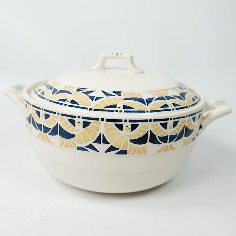 Tureen decorated with blue and yellow colours from the 1960s.
5000m2 showroom.