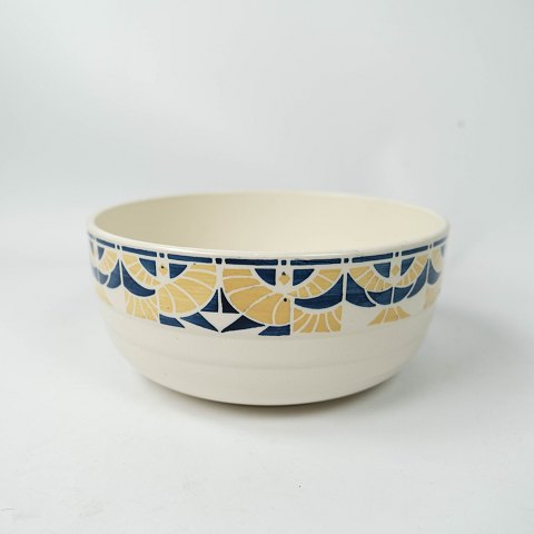Bowl decorated with blue and yellow colours from the 1960s.
5000m2 showroom.