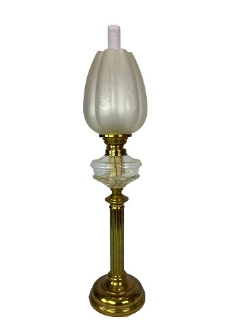 Kerosene lamp of brass with glass shade from around the 1860s. 
5000m2 showroom.
Great condition

