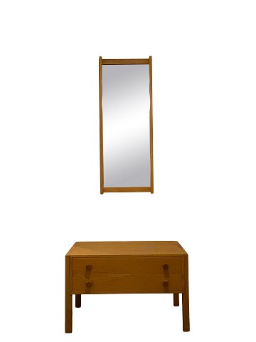 Entrance set in the form of Mirror and Low Chest of Drawers - Light Oak - Danish 
Design - 1960
Great condition
