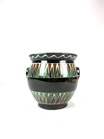Flowerpot in dark colours and green pattern, from around the 1930s. 
5000m2 showroom.
Great condition
