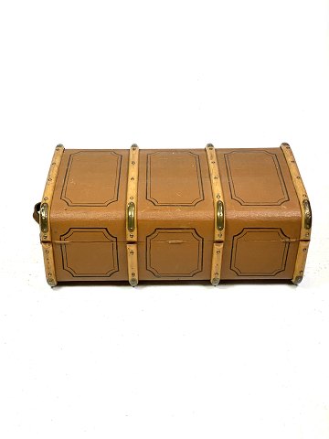 Antique suitcase of leather and with brass latches from around the 1920s. 
5000m2 showroom.
Great condition
