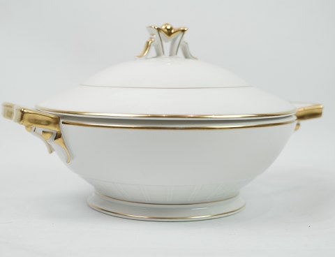 Low tureen of porcelain factory Hautheim, model 7800.
Dimensions in cm: H: 16 Dia: 23.5
Great condition
