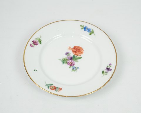 Royal Copenhagen kongelig kage / side tallerken dekoreret med håndmalet blomster 
nr. 9055.
Mål i cm: H:2.5 Dia:15.5
Flot stand
