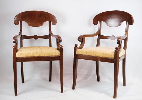 Et sæt mahogni armstole med lyst stof fra omkring år 1860.
Flot stand
