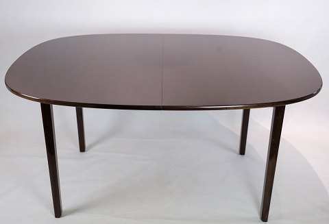 Spisebord af mørkt mahogni designet af Ole Wancher fremstillet hos P. Jeppesen.
Mål i cm: H:73 B:145 D:105,5
Flot stand
