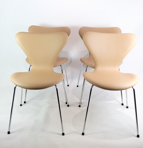 Et sæt af 4 Syver stole, model 3107, Arne Jacobsen, Fritz Hansen, 1990
Flot stand
