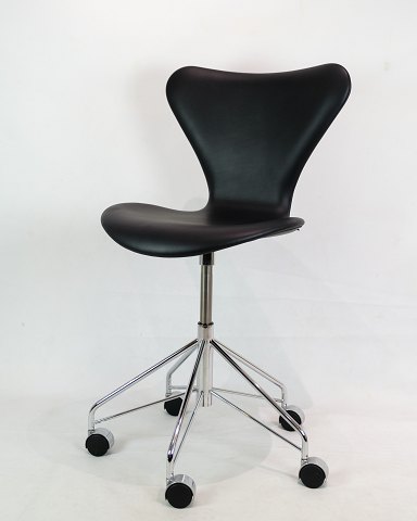 Office chair, Series 7™ 3117, Black leather, Chrome-plated steel, Fritz Hansen, 
Arne Jacobsen
Great condition
