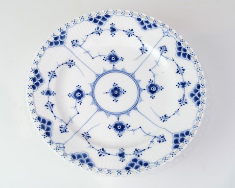 Centerpiece in patterned blue fluting Full lace made by Royal Copenhagen with 
model number 1092 with beautiful hand-painted pattern.
Material: Porcelain
Dimensions: H: 6 cm, Diameter: 23.5 cm
Manufacturer: Royal Copenhagen
Condition: Appears in excellent condition without chips or cracks
Great condition
