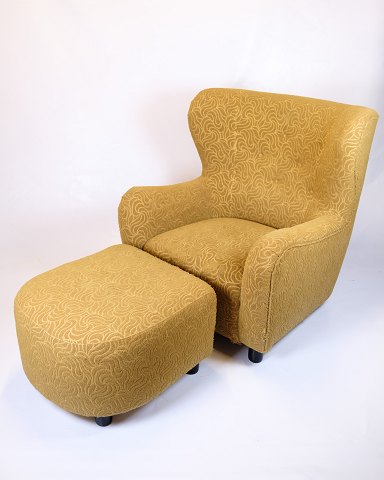 Armchair with ottoman - Over-upholstered - Patterned yellow fabric - Black legs 
- 1940s
Great condition
