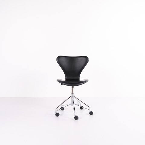 Syver Office chair - Model 3117 - Black leather - Swivel function - Arne 
Jacobsen - Fritz Hansen
Excellent condition
