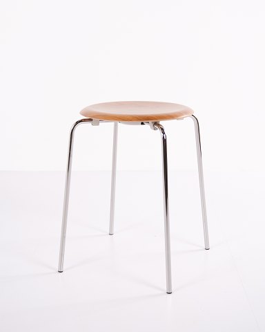 Dot Stool – Arne Jacobsen – Walnut Veneer & Chrome
Great condition
