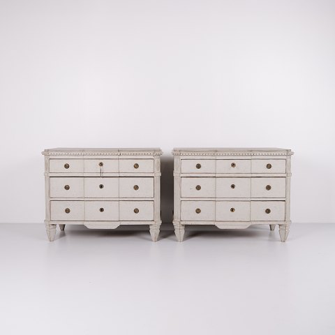 Paire de Commodes Gustaviens en Peinture Gris-Blanc avec Patine, vers 1790