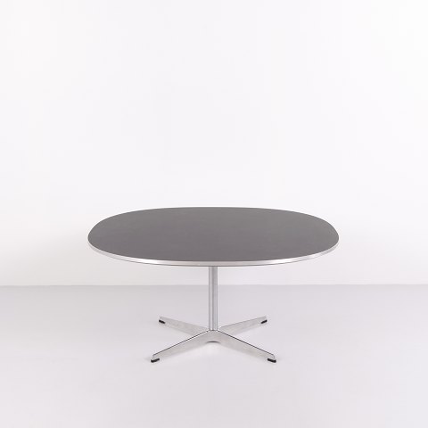 Arne Jacobsen Super-Circular Coffee Table Model A203 in black Laminate and Aluminium, Fritz Hansen