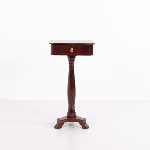 Antique Mahogany Sewing Table or Lamp Table with Column Base and Lock 20th Century