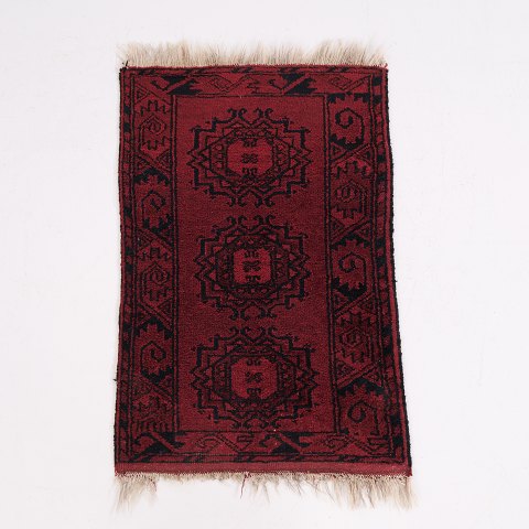 Small Red Persian Rug with Oriental Pattern and Fringes 94 x 64 cm