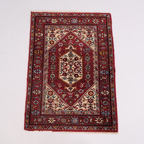 Oriental Rug with Medallion and Floral Pattern in Red Tones 130 x 91 cm