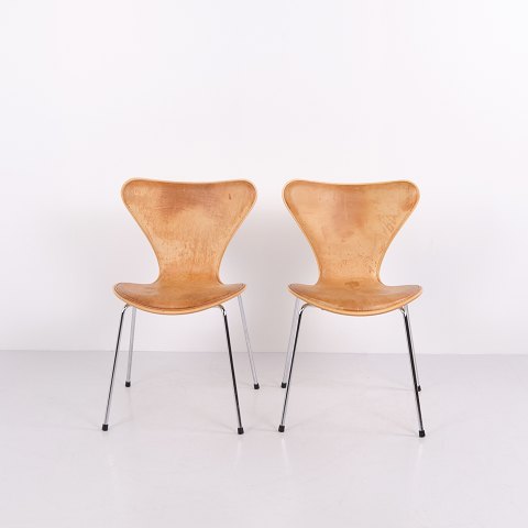 Set of 2 Arne Jacobsen Series 7 Chairs Model 3107 in Maple and Cognac Leather from 1996 Fritz Hansen