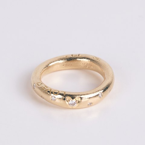 Ole Lynggaard Love ring in 18-carat gold with a diamond heart and 6 diamonds along the band
