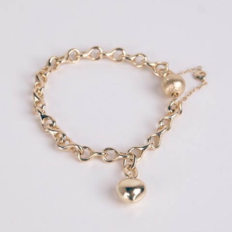 Ole Lynggaard gold bracelet in 14 karat gold with iconic figure-eight links, heart pendant and original clasp