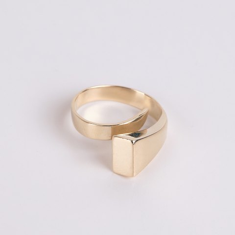 Ole Lynggaard ring in 14 karat gold with a square top