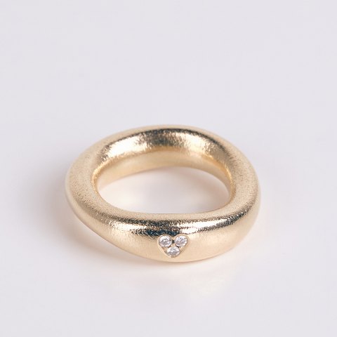 Ole Lynggaard Love ring in 14 karat gold with diamond heart