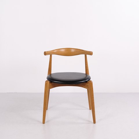 Hans J. Wegner CH20 Chair in Oak and Black Leather for Carl Hansen & Søn