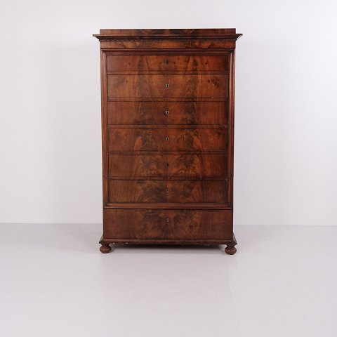Tall Antique Mahogany Chest of Drawers with Seven Drawers 19th Century