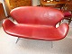 1 Svane sofa designet af Arne Jacobsen med indisk rødt læder fra 1963 i perfekt 
stand 5000 m2 udstilling
