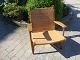 Hans wegner CH 27 hvilestol i egetræ med originalt sjeneflet. Designet i 1949.
5000 m2 udstilling 
