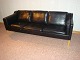 Børge Mogensen. 3 pers sofa model, 2213 betrukket med sort læder elegance, 5 år 
gammel, er i god stand, 5000 m2 udstilling