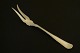 Carving fork in doubled ribbed silver.
Length 23 cm. 5000m2 showroom.