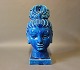 Orientalsk keramik kvinde hoved i mørkeblå glasur.
5000m2 udstilling.