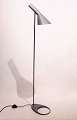 Grå gulvlampe designet af Arne Jacobsen i 1960 og fremstillet af Louis Poulsen i 
slutningen af 1990erne. 
5000m2 udstilling.