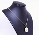 Necklace of gilded 925 sterling silver and Daisy pendant of white enamel, 
stamped Ka.La.
5000m2 showroom.