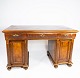 Large antique desk of walnut from the 1890s.
5000m2 showroom.
