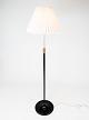 Gulv lampe, model 339, af sort metal og messing af Le Klint fra 1960erne. 
5000m2 udstilling.