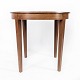 Round side table of mahogany, in great antique condition from the 1920s. 
5000m2 showroom.
