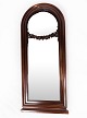 Mirror of mahogany decorated with carvings, in great antique condition from the 
1860s. 
5000m2 showroom.