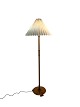 Floor lamp in walnut with paper shade, of Danish design from the 1960s. 
5000m2 showroom.
Great condition
