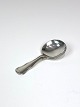 Marmelade spoon in sterling silver by Georg Jensen. 
5000m2 showroom.
Great condition

