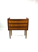 Small Dresser In Rosewood with 3 drawers from the 1960s. 5000m2 exhibition
Excellent condition

