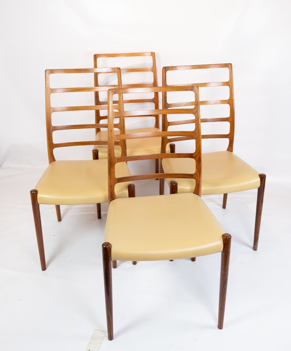 Set Of 4 Dining Chairs Model 82 Rosewood Light Leather N.O. Moller J.L Osted Antik Design